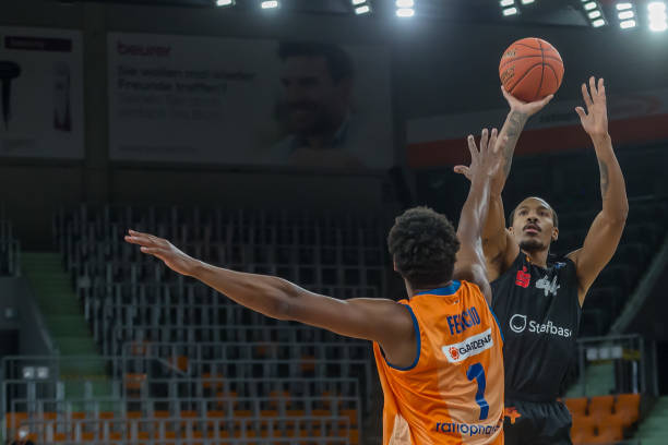 她不仅在单 她不仅在单